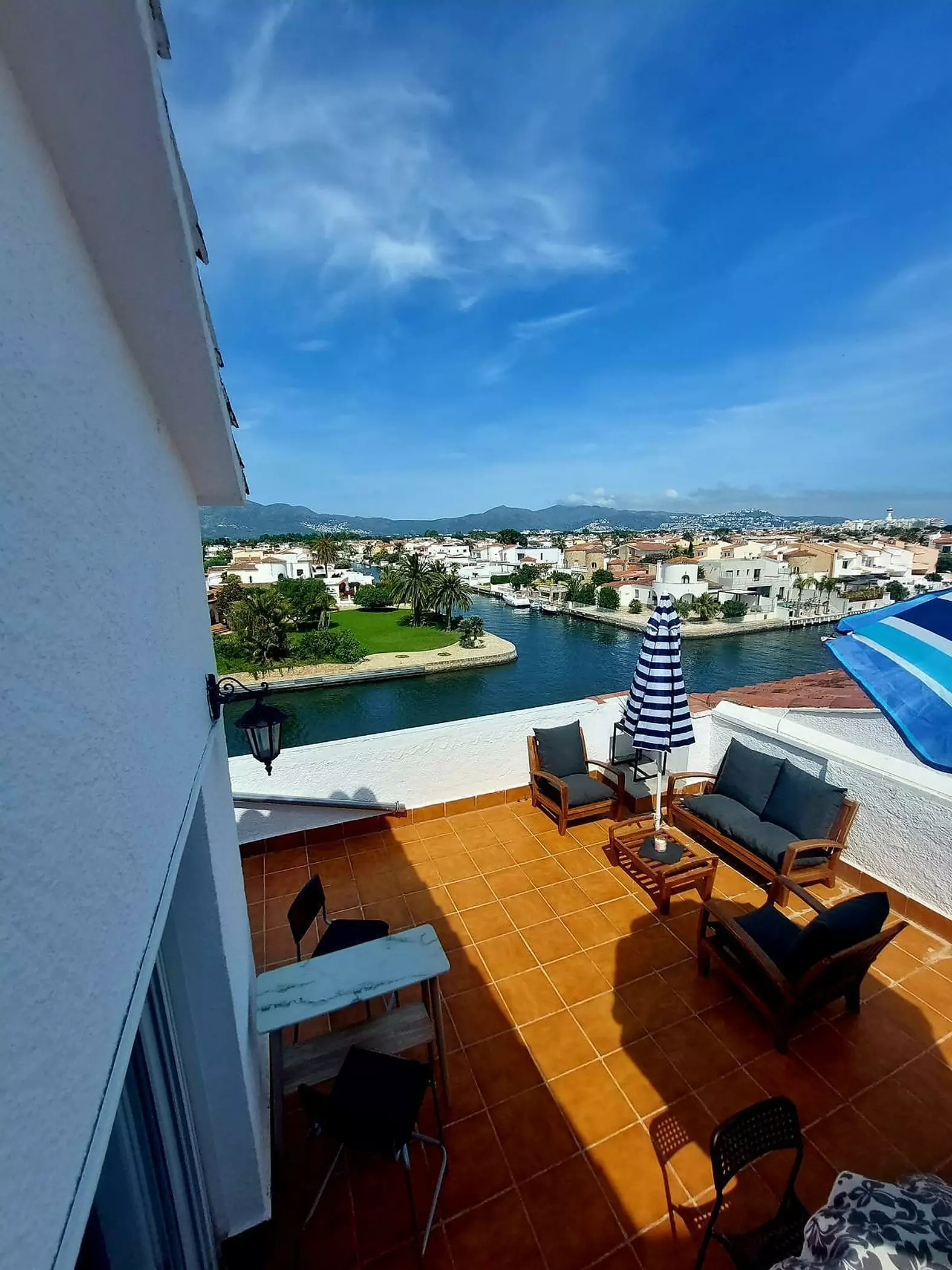 Bel appartement offrant une vue imprenable sur les canaux d'Empuriabrava