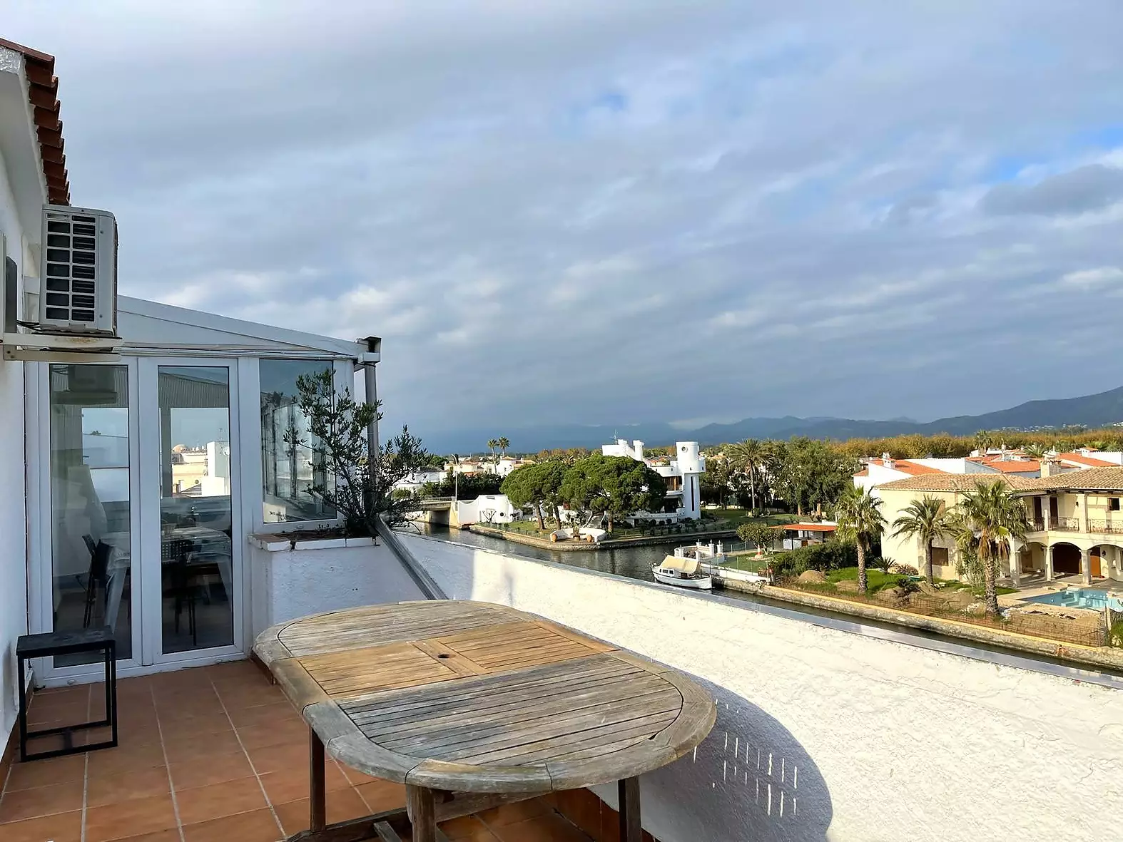 Bel appartement offrant une vue imprenable sur les canaux d'Empuriabrava