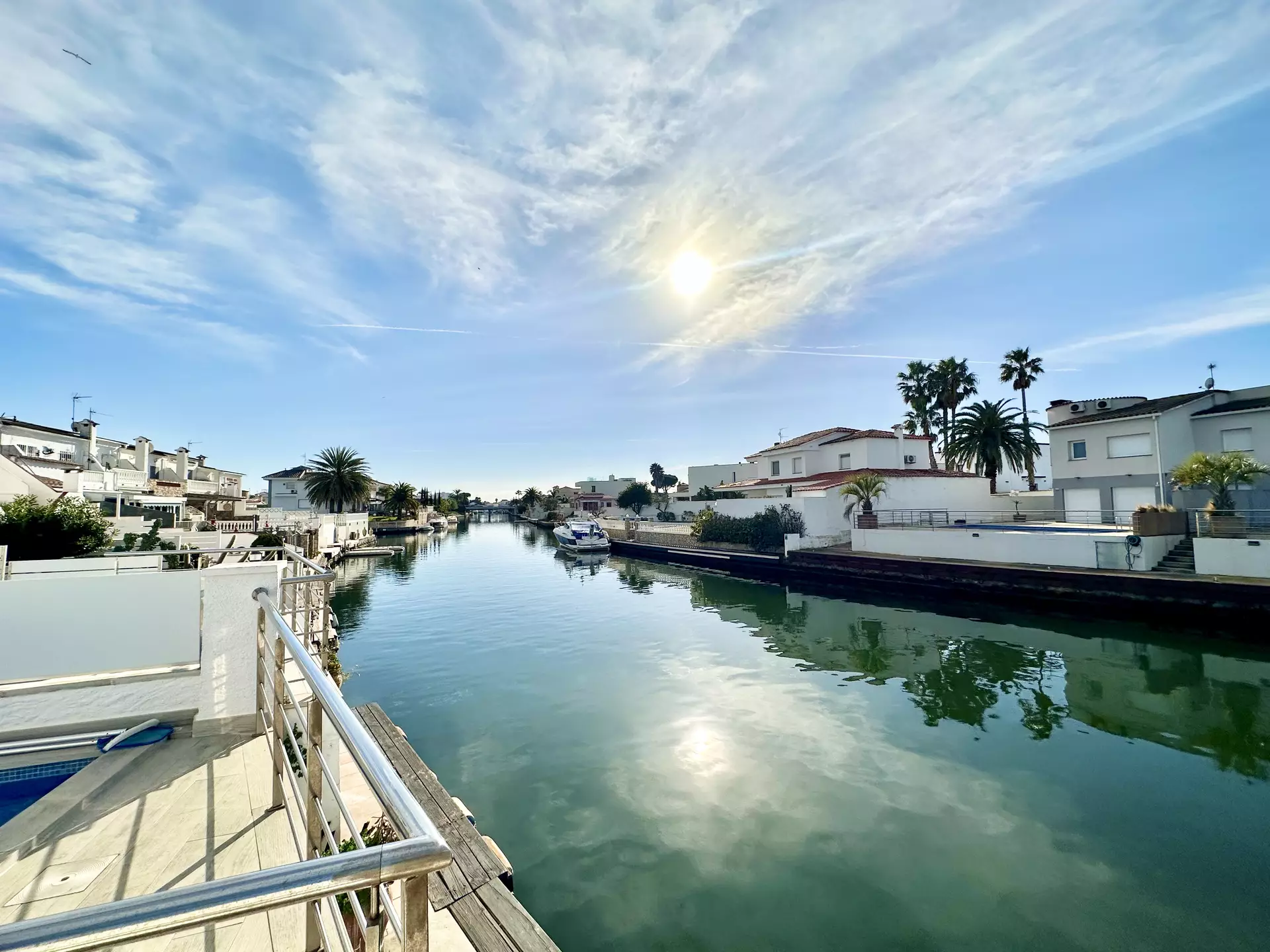 Schönes Haus mit Swimmingpool, Liegeplatz und Touristenlizenz in Empuriabrava