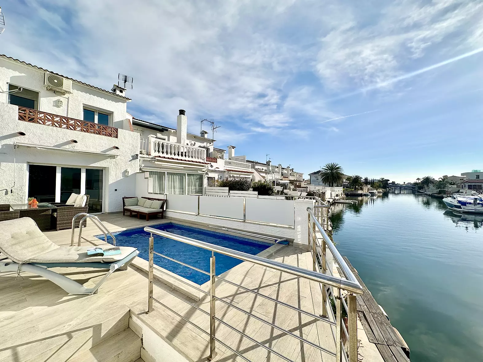 Belle maison avec piscine, amarre et licence touristique à Empuriabrava