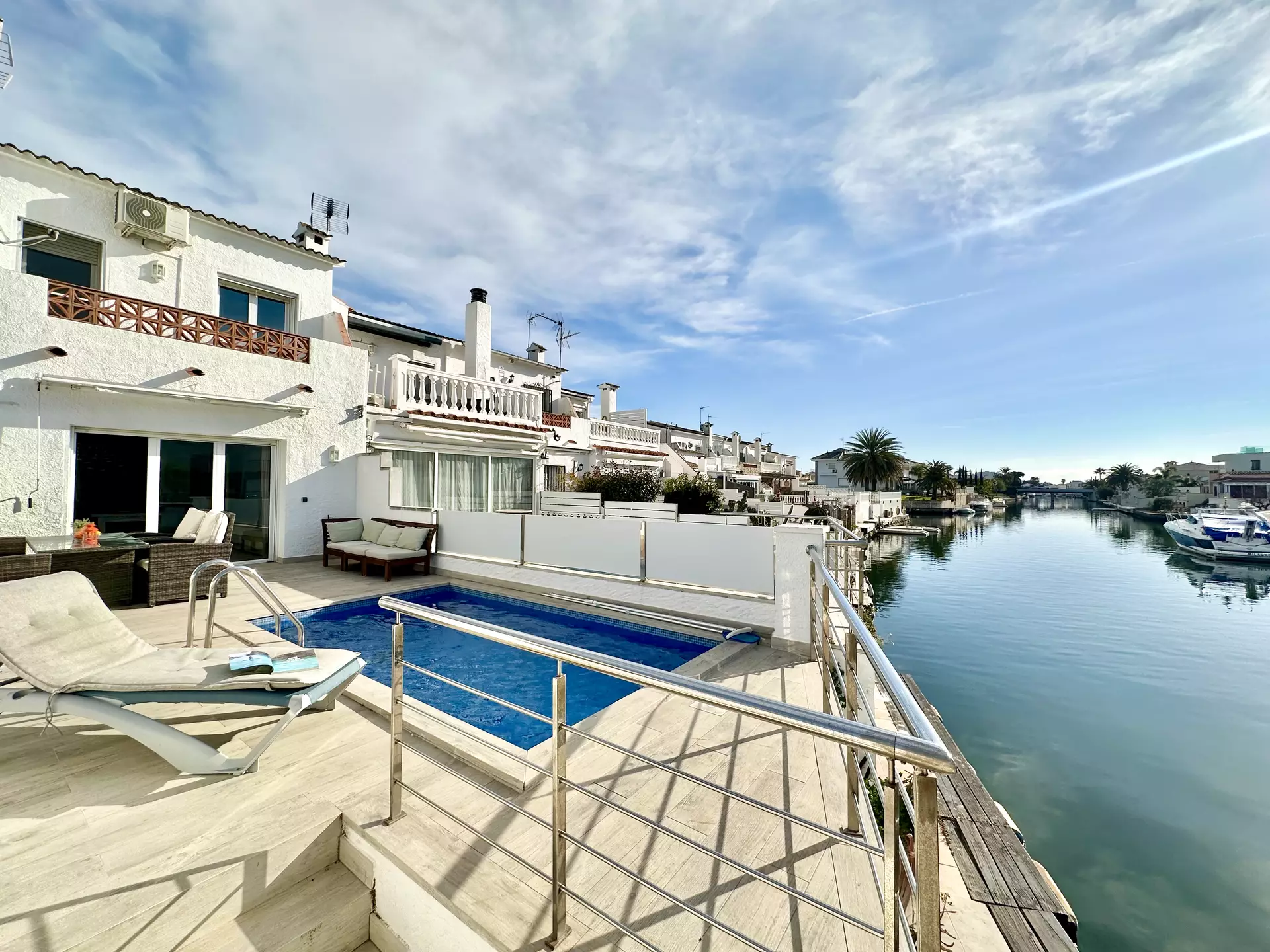 Beautiful house with swimming pool, mooring and tourist license in Empuriabrava