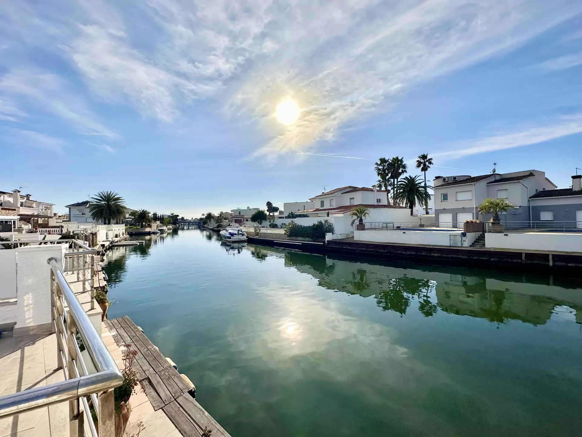 Bonita casa con piscina, amarre y licencia turística en Empuriabrava