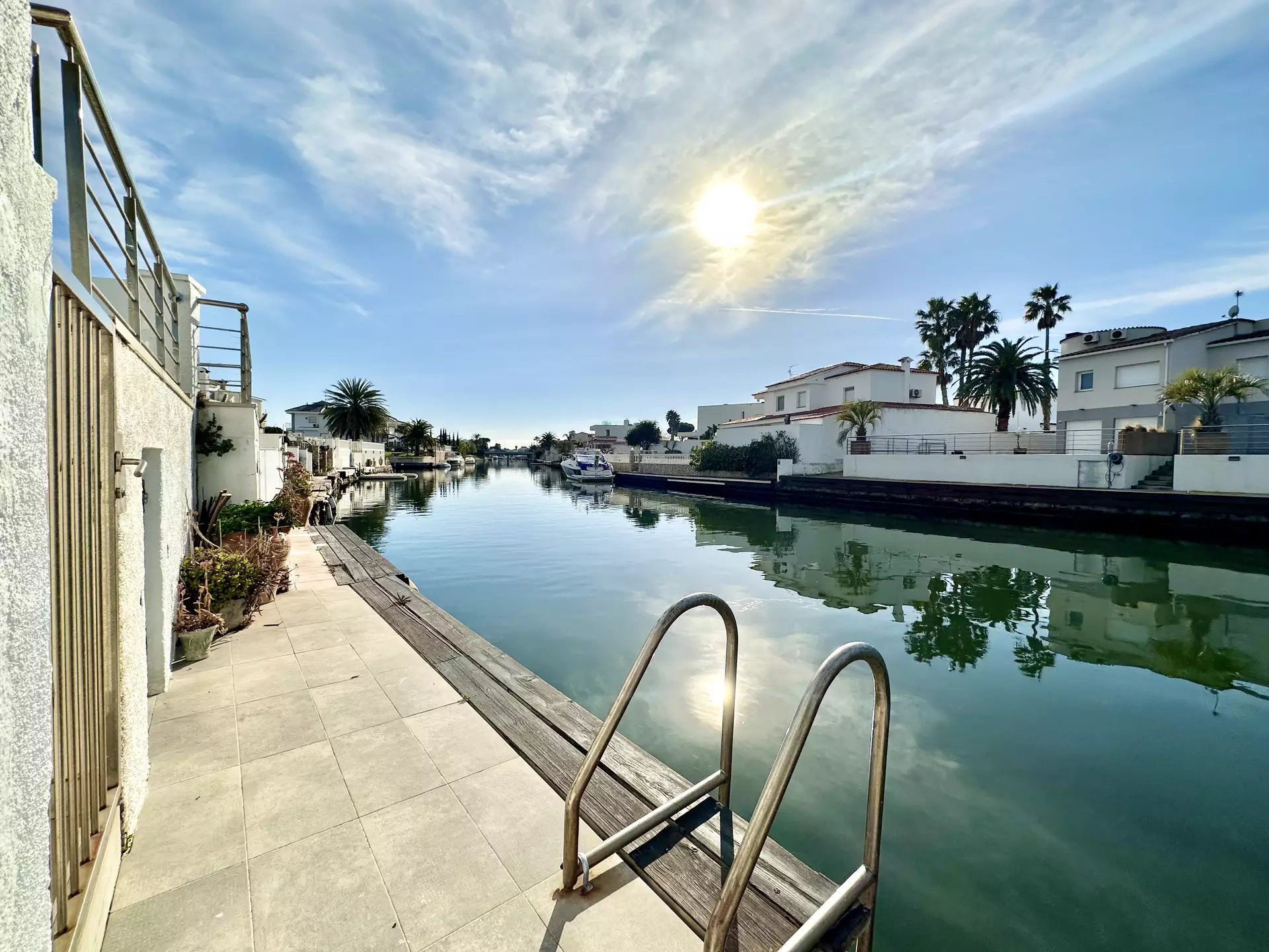 Bonita casa con piscina, amarre y licencia turística en Empuriabrava