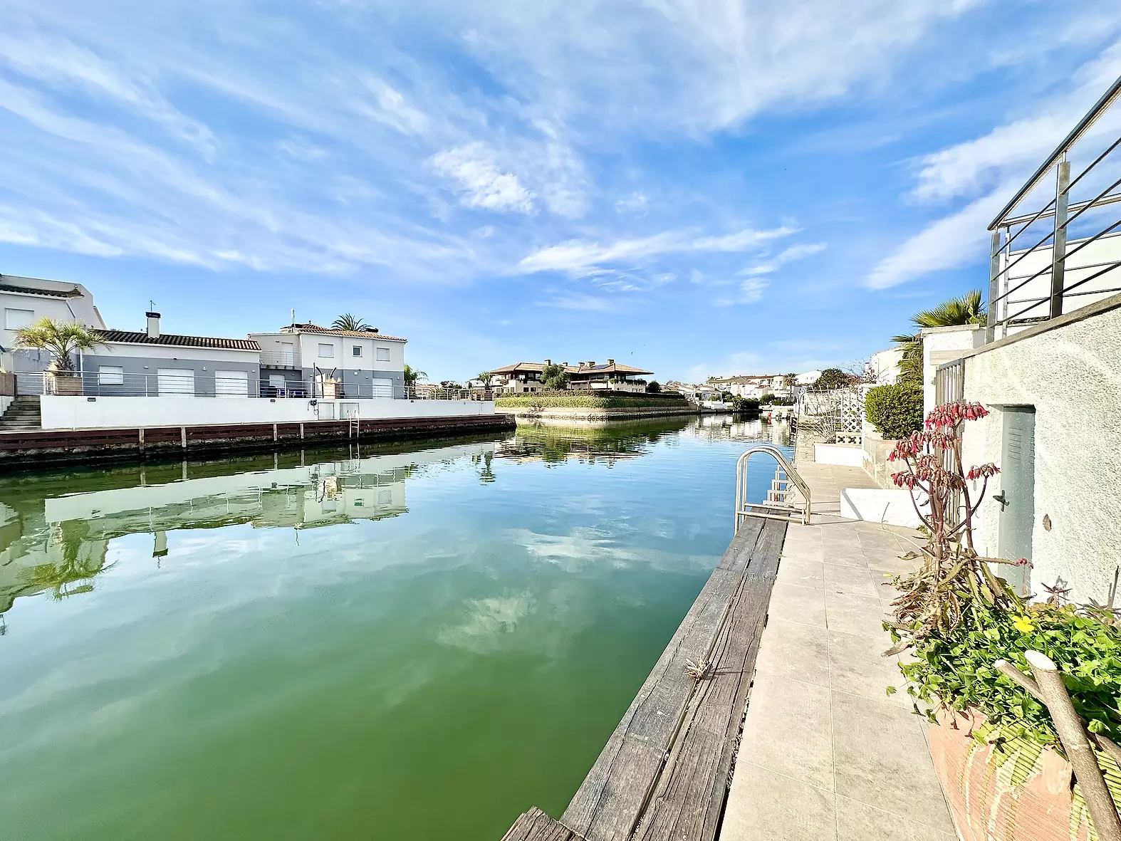 Belle maison avec piscine, amarre et licence touristique à Empuriabrava