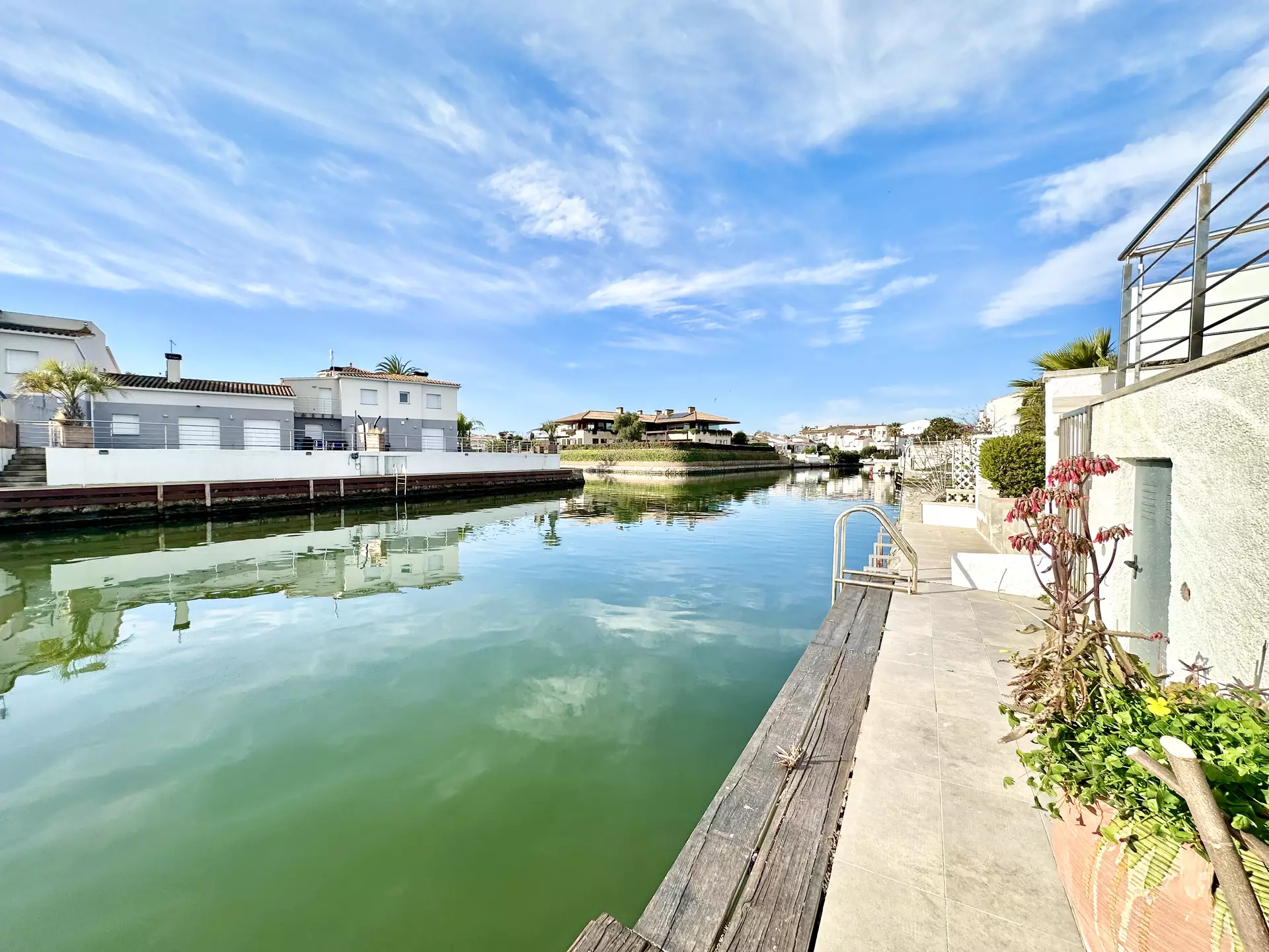 Bonita casa con piscina, amarre y licencia turística en Empuriabrava