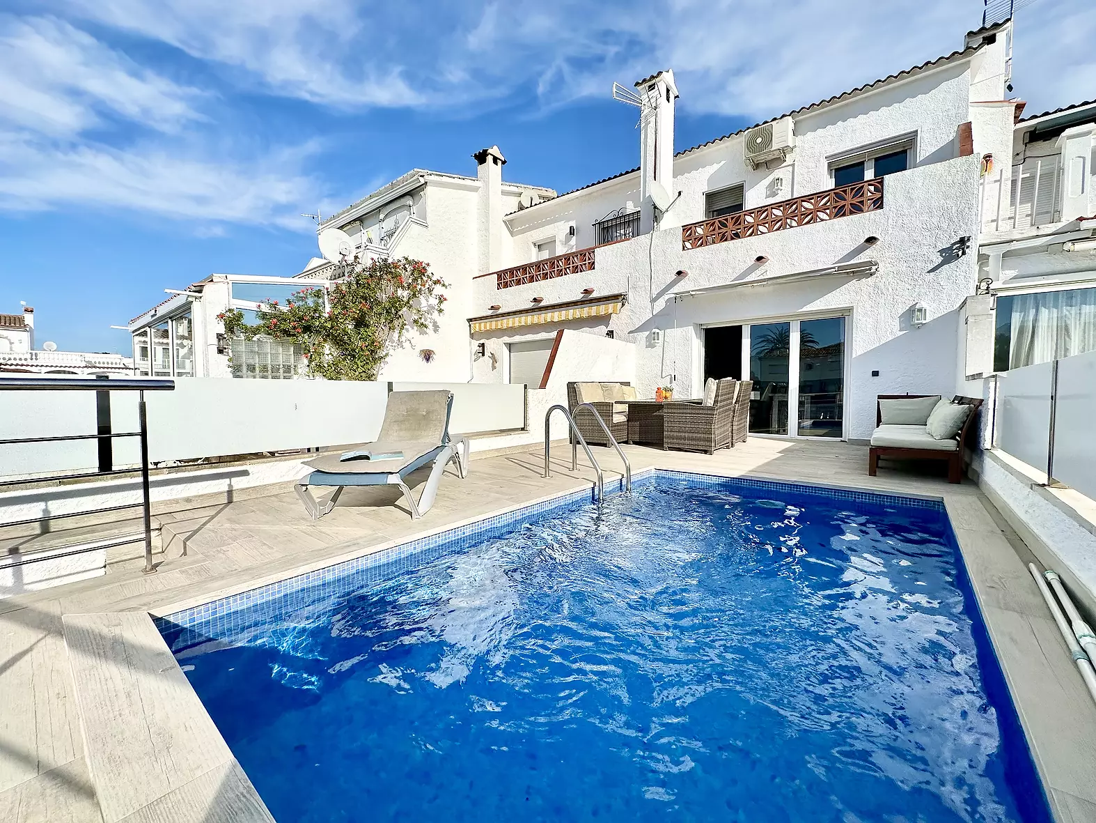 Belle maison avec piscine, amarre et licence touristique à Empuriabrava