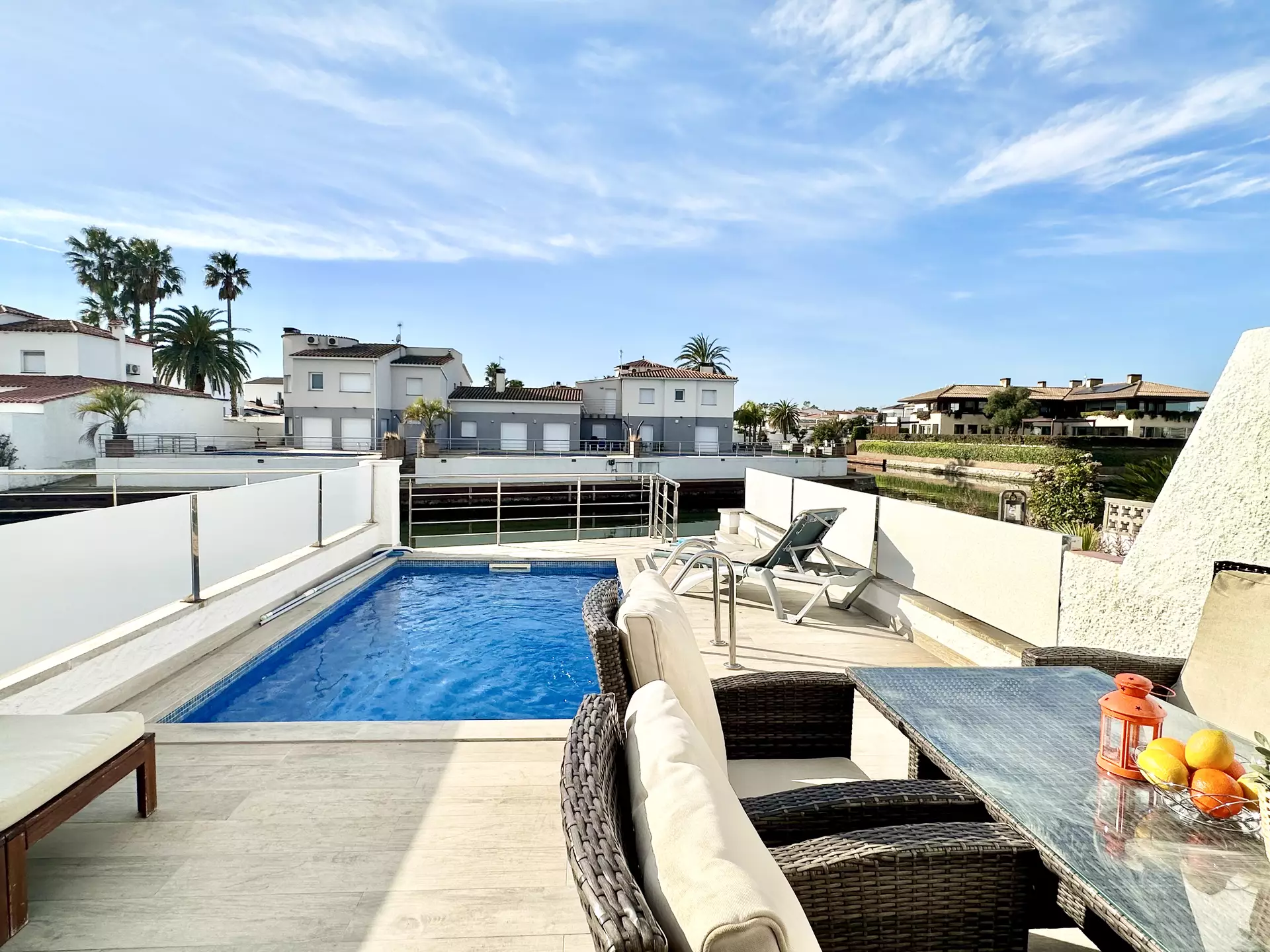 Bonita casa con piscina, amarre y licencia turística en Empuriabrava