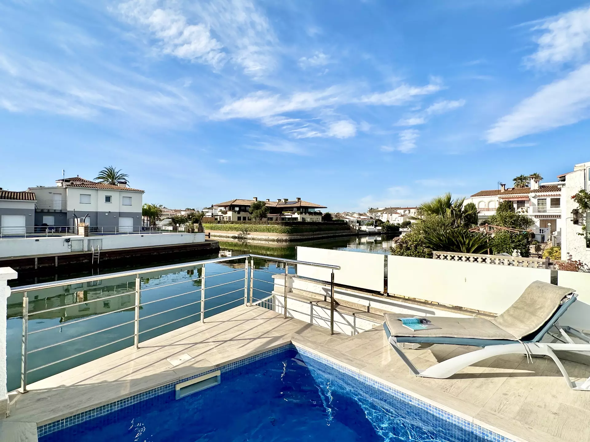 Schönes Haus mit Swimmingpool, Liegeplatz und Touristenlizenz in Empuriabrava