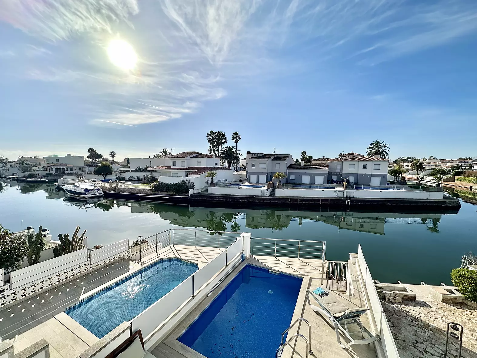 Belle maison avec piscine, amarre et licence touristique à Empuriabrava