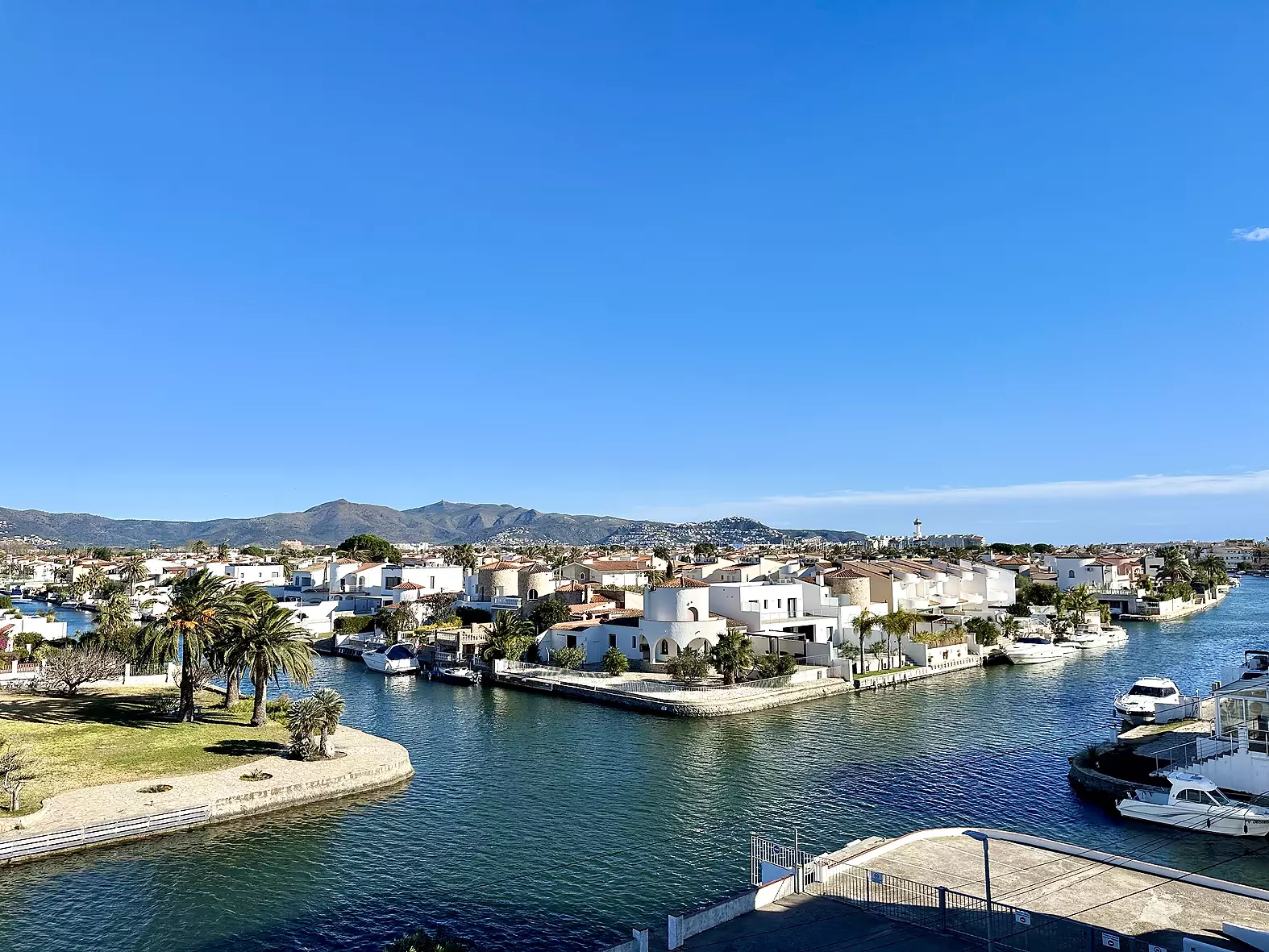 BRAVA HOME STANDING, venta piso con vistas al canal en Empuriabrava