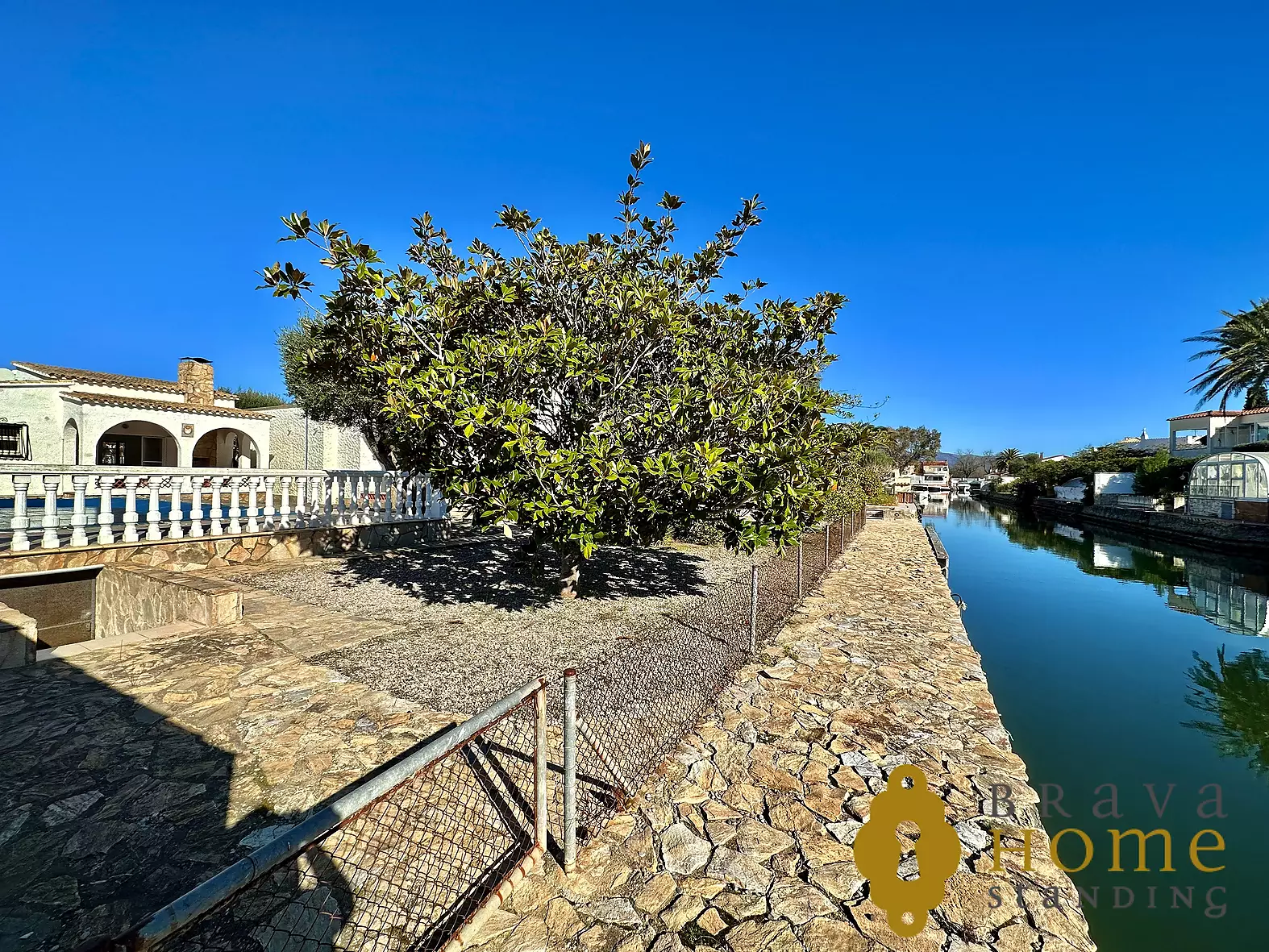 Deux maisons avec amarrage de 25 m et piscine sur un terrain de 1000 m²