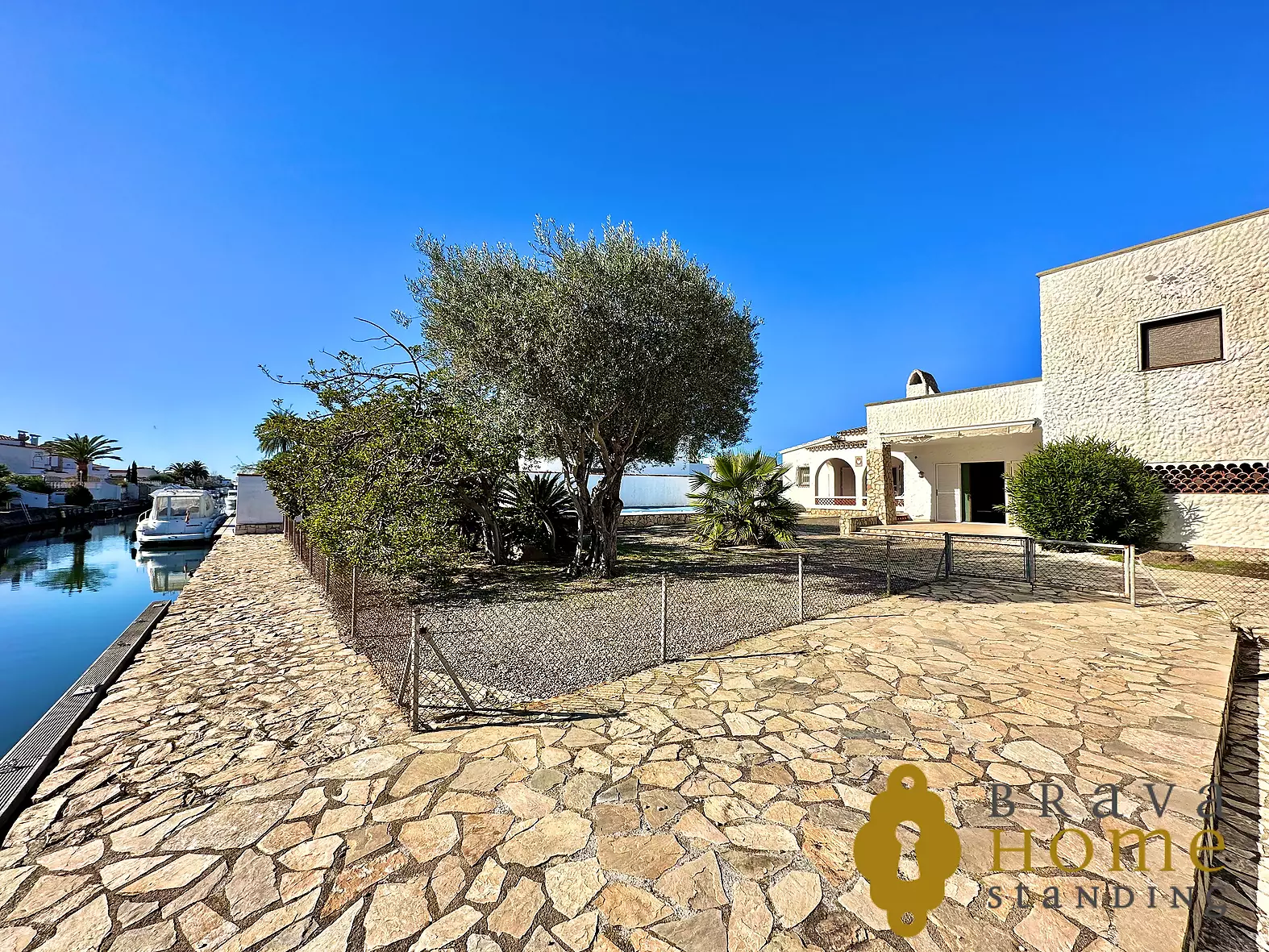 Deux maisons avec amarrage de 25 m et piscine sur un terrain de 1000 m²