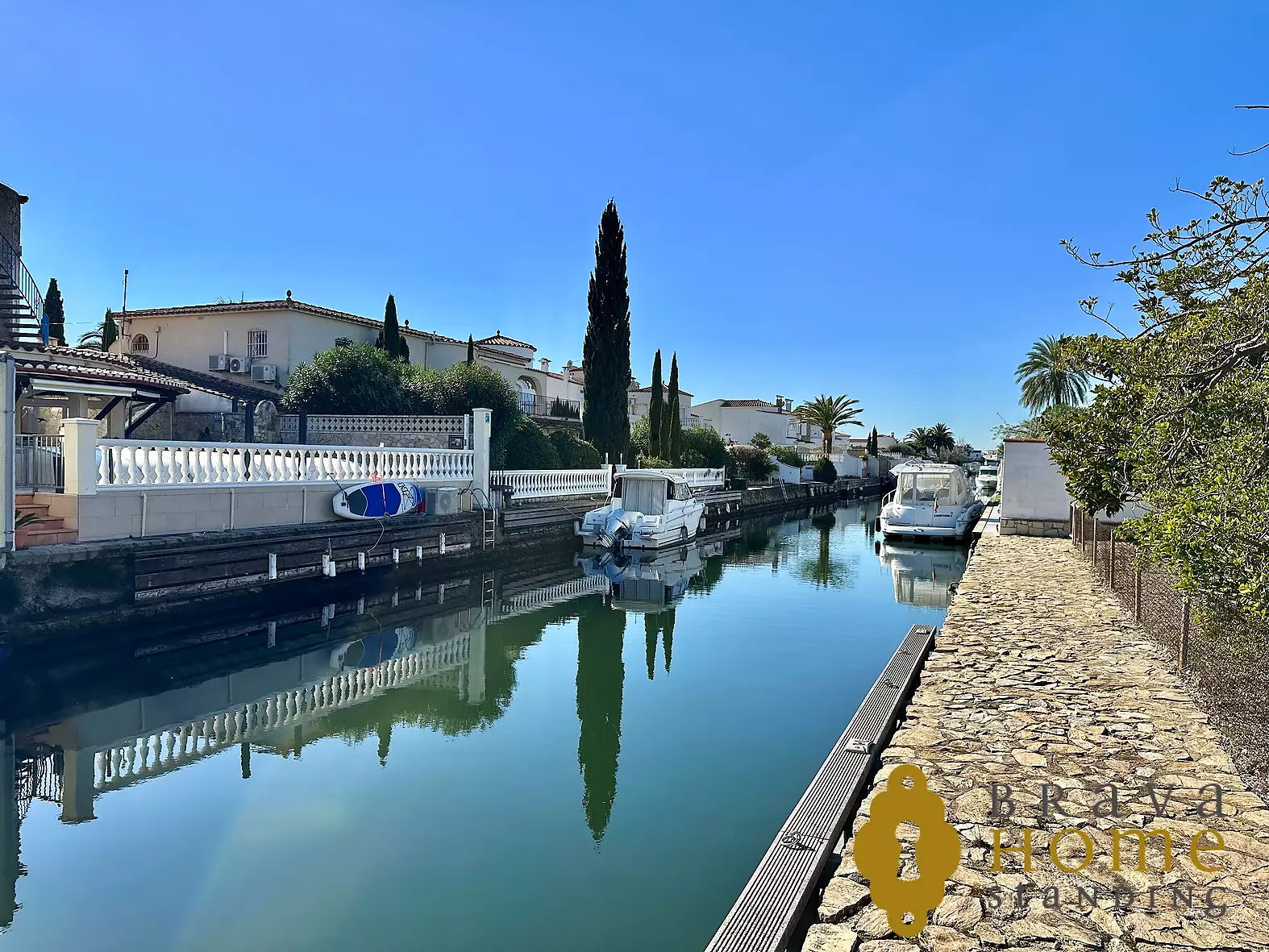 Deux maisons avec amarrage de 25 m et piscine sur un terrain de 1000 m²