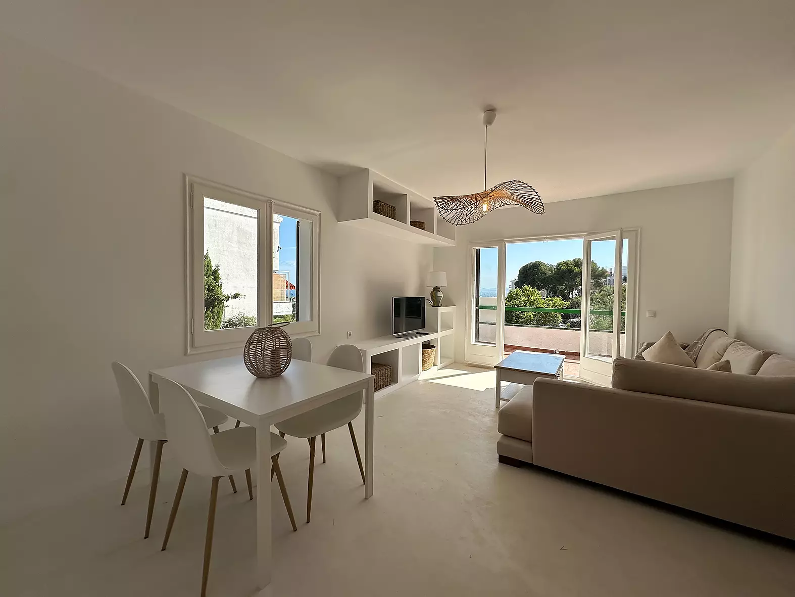 Manifique maison à vendre à côté de la plage d'Almadrava à Roses, avec vue sur la mer.