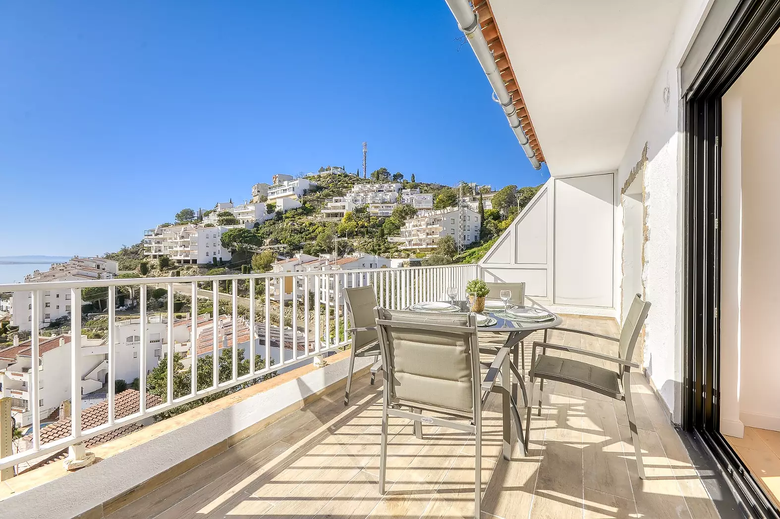 Exklusive Wohnung mit Panoramablick auf das Meer zum Verkauf in Roses-Canyelles.