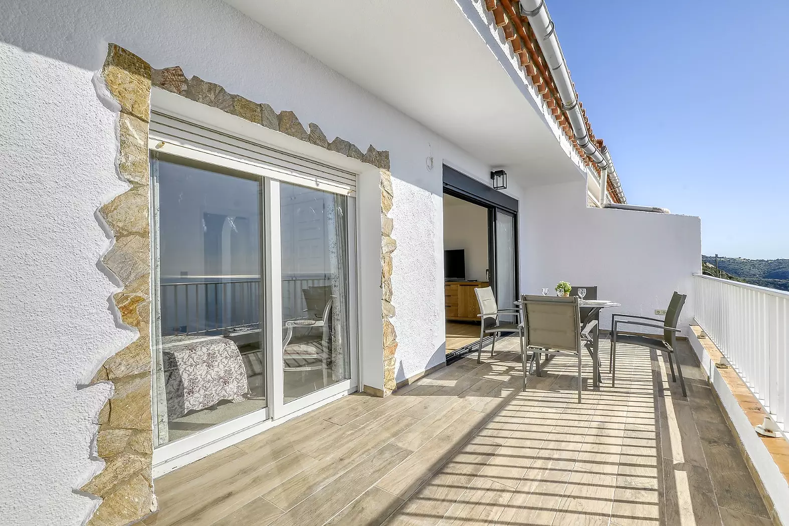 Exclusive apartment with panoramic sea views for sale in Roses-Canyelles.