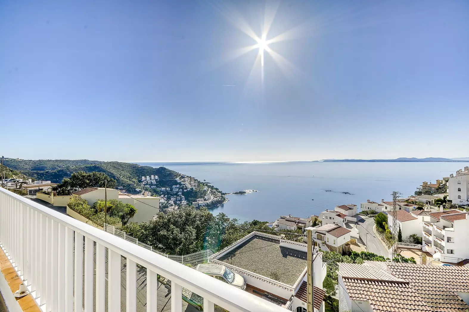 Exclusive apartment with panoramic sea views for sale in Roses-Canyelles.