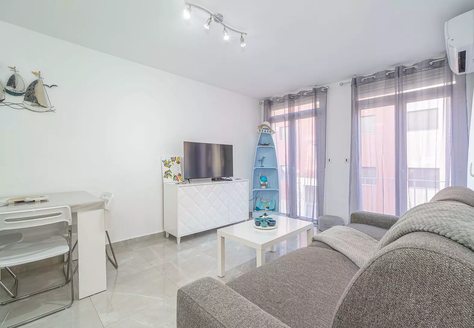 Apartment with pool near the beach and the center in Empuriabrava