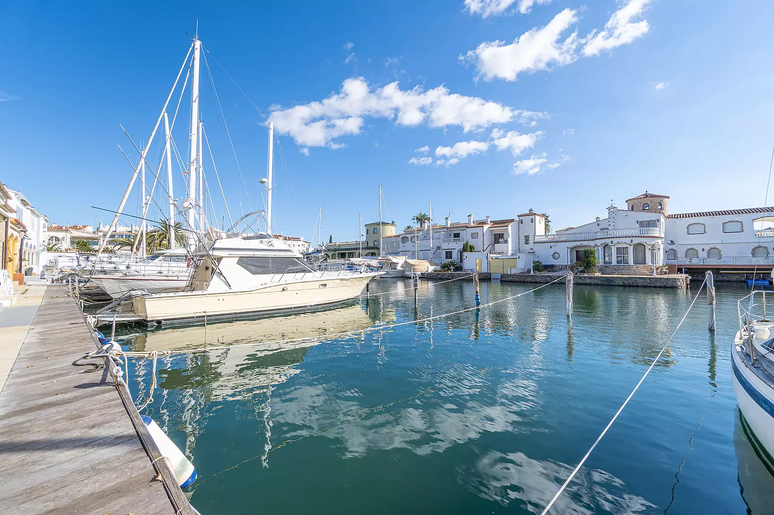 Exclusiva casa de pescador amb amarratge de 15 m, ideal per a velers, a Empuriabrava – Sector Salins