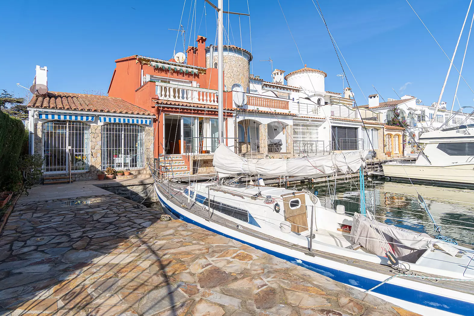 Maison de pêcheur exclusive avec amarre de 15 m, idéale pour voiliers, à Empuriabrava – Secteur Sali