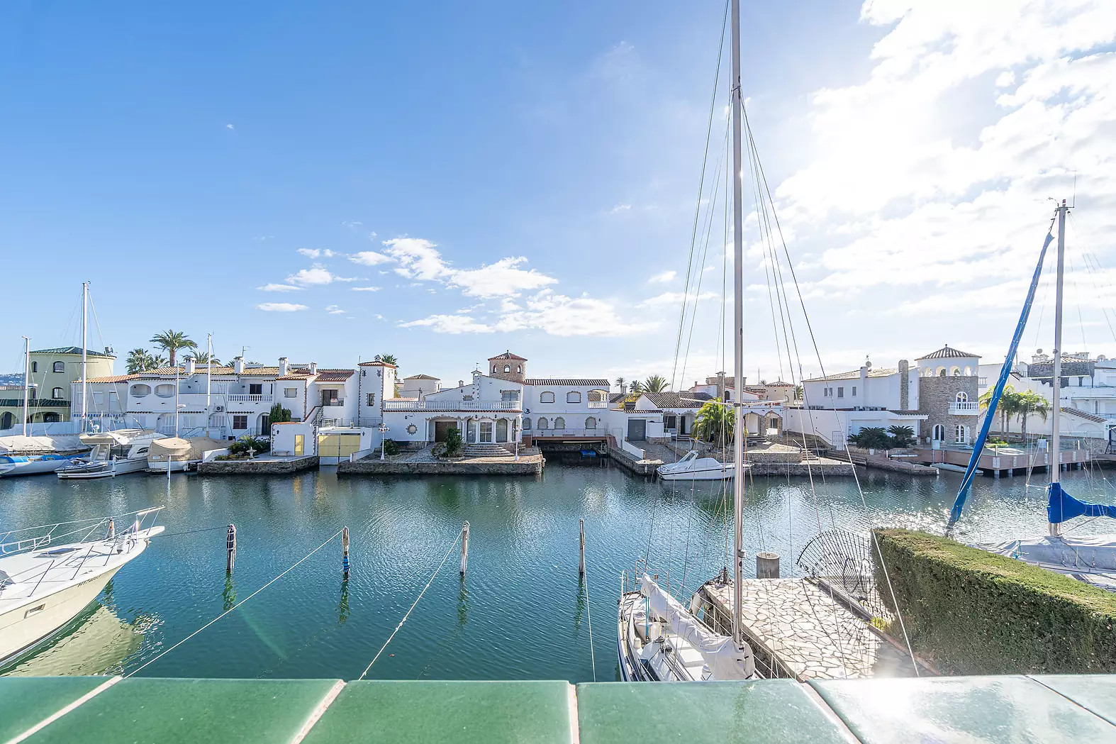 Exclusiva casa de pescador con amarre de 15 m, ideal para veleros, en Empuriabrava – Sector Salins