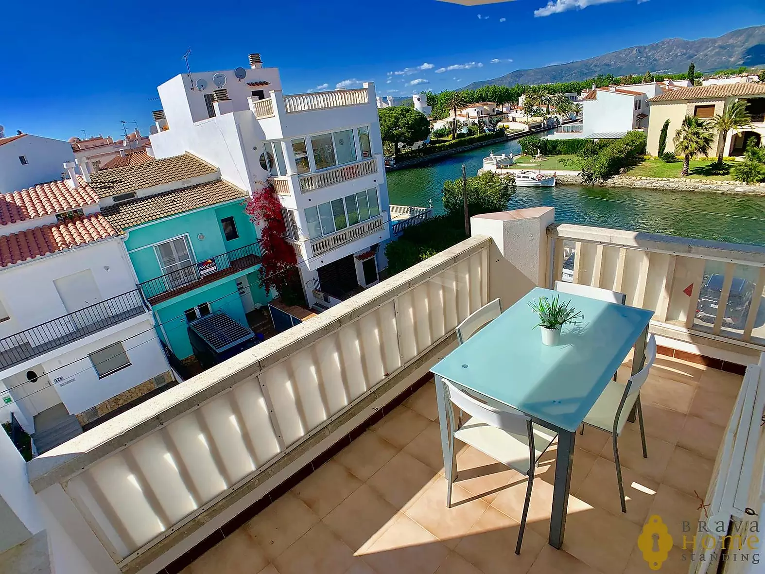 Magnífico apartamento en venta con vistas al canal en Empuriabrava