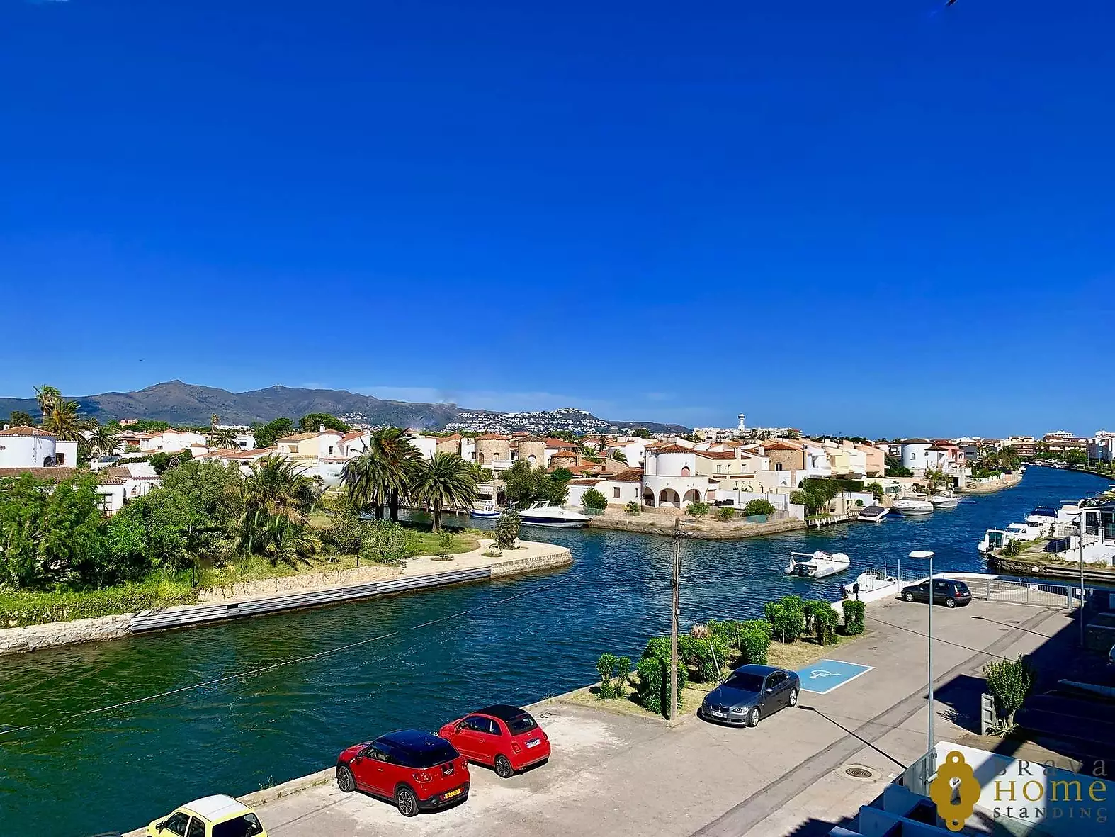 Magnífico apartamento en venta con vistas al canal en Empuriabrava