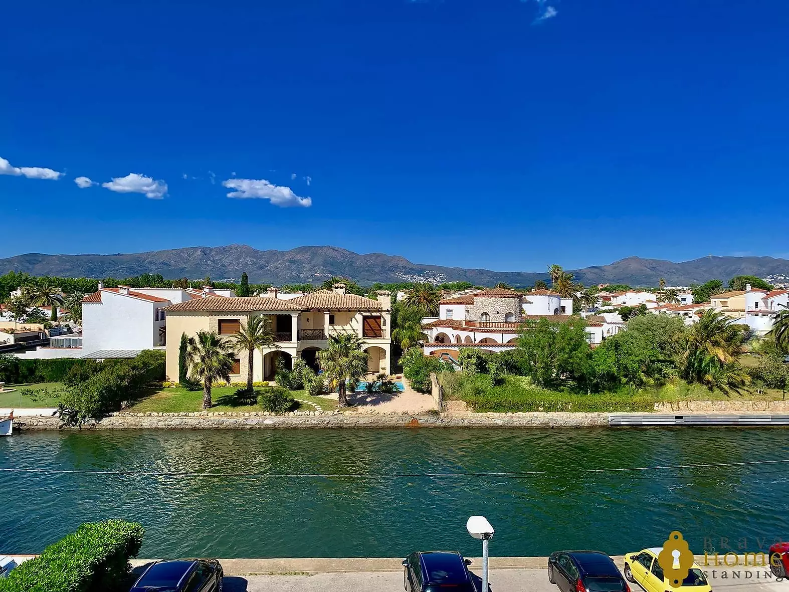 Stunning apartment with canal view for sale in Empuriabrava