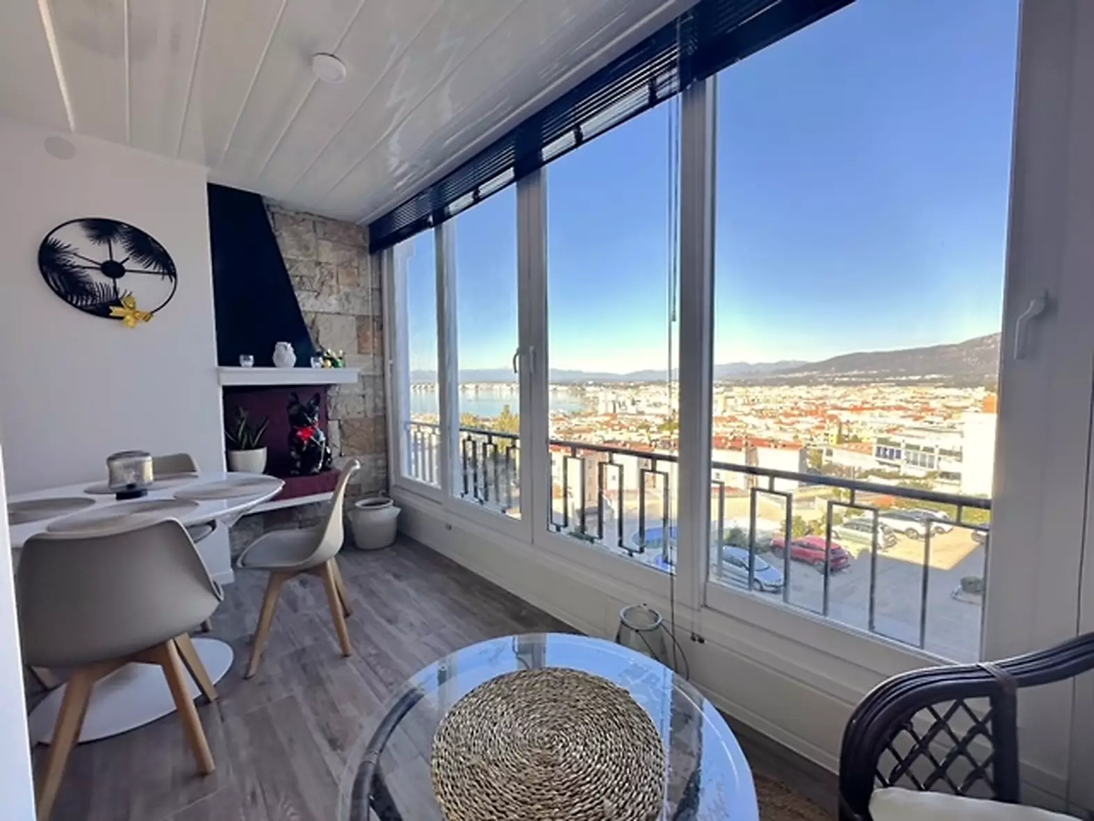 Apartamento renovado con licencia turística y vistas al mar y al puerto de Roses