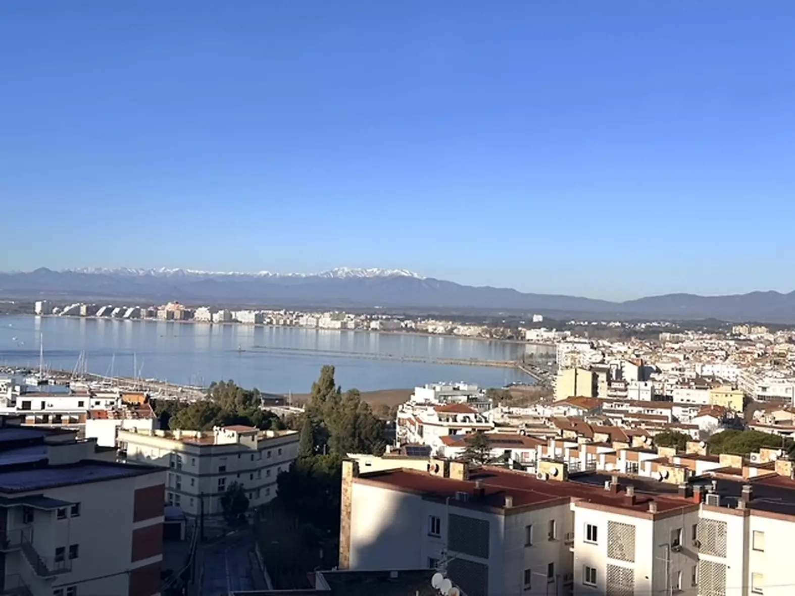 Apartamento renovado con licencia turística con vistas al mar y al puerto de Roses