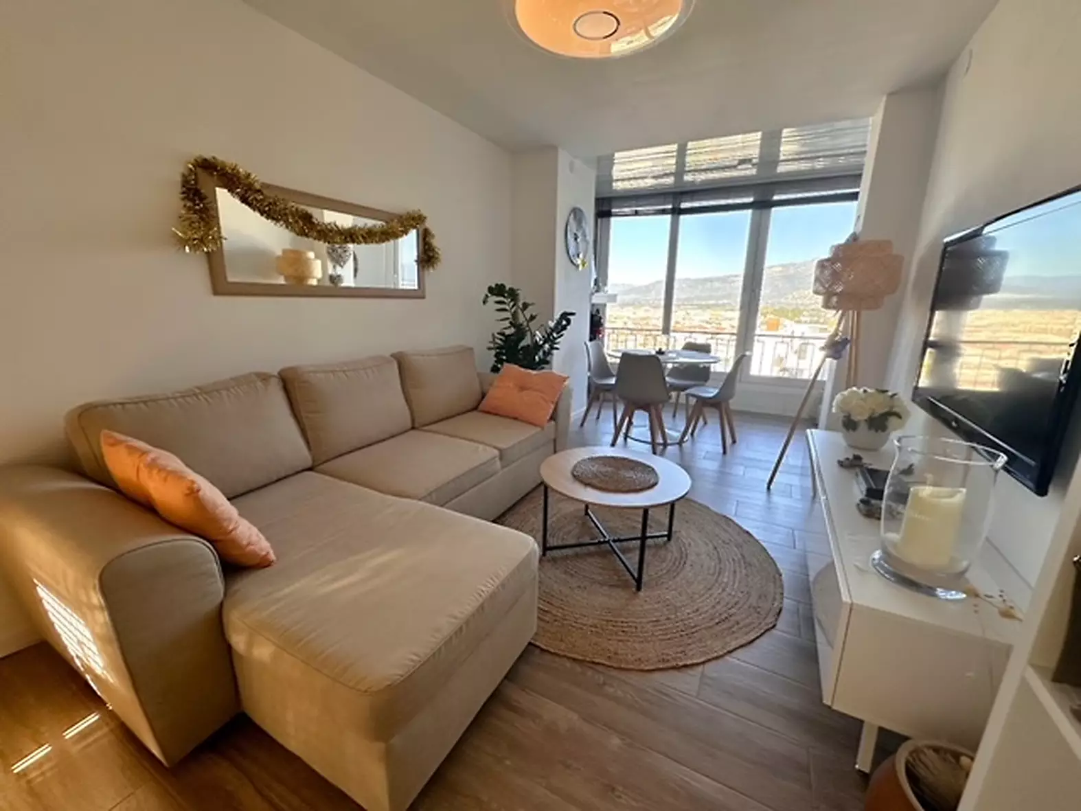 Renovated apartment with tourist license and views of the sea and the port of Roses