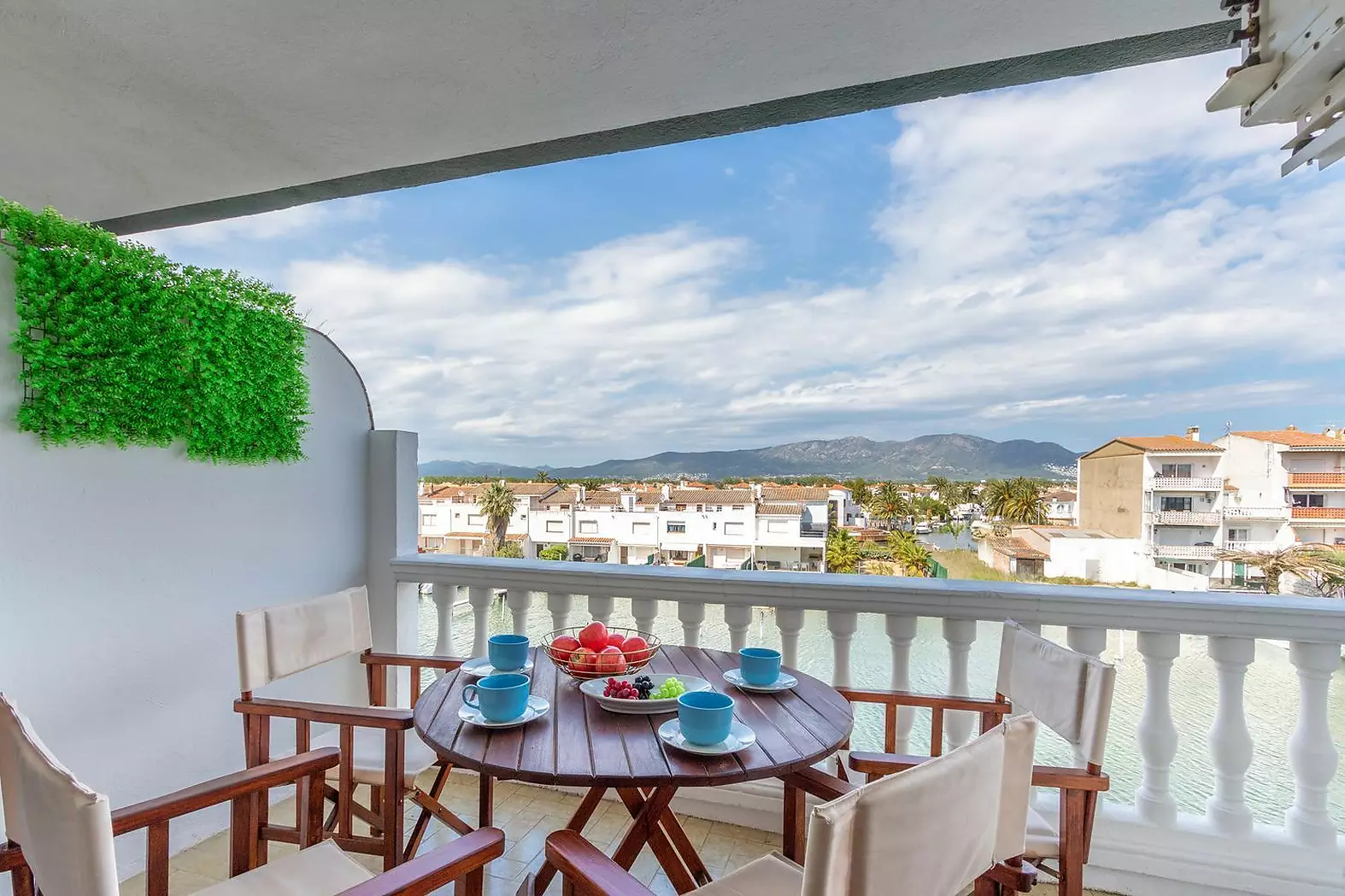 Appartement rénové avec licence touristique et vue sur le canal à Empuriabrava