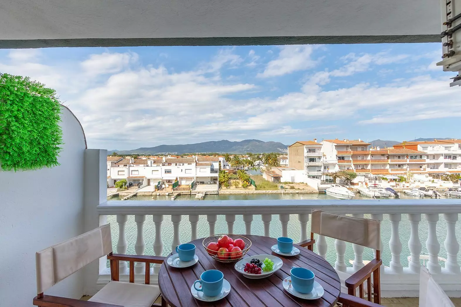 Renovated Apartment with Tourist License and Canal Views in Empuriabrava