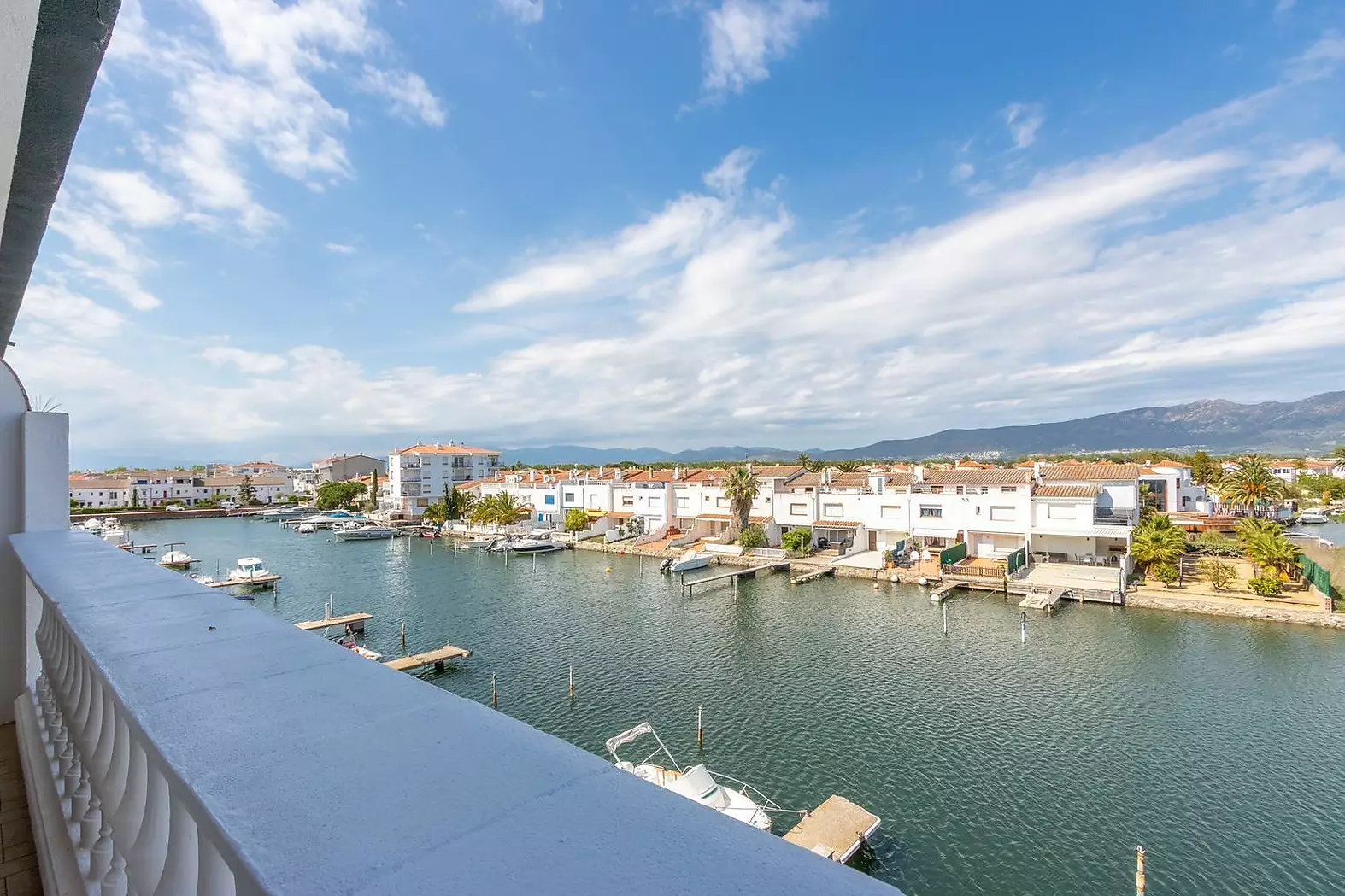 Appartement rénové avec licence touristique et vue sur le canal à Empuriabrava