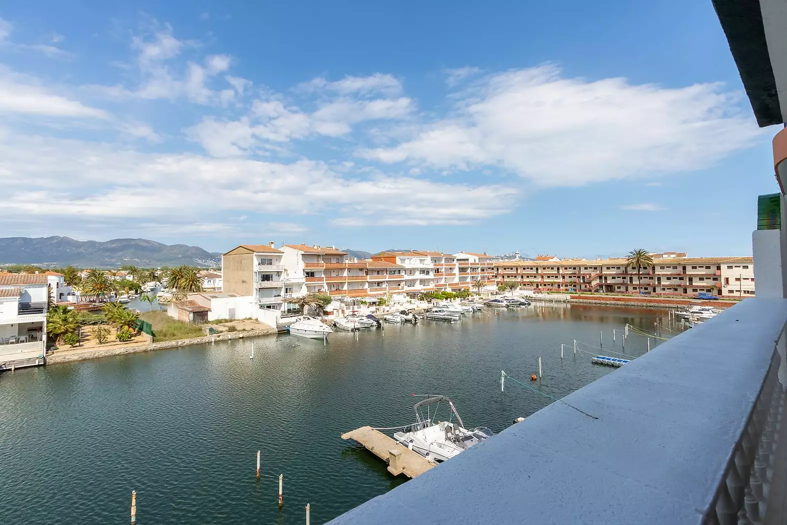 Appartement rénové avec licence touristique et vue sur le canal à Empuriabrava