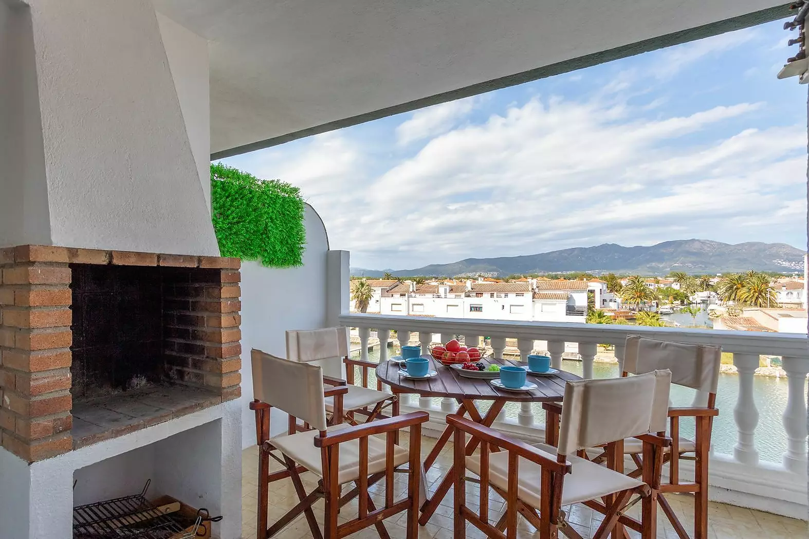 Apartamento Reformado con Licencia Turística y Vistas al Canal en Empuriabrava